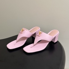 26ss春夏新款 LOUIS VUITTON 路易威登 LV 经典字母扣夹趾人字拖鞋夹脚粗跟凉拖鞋 本款LV Mare平 26ss春夏新款 LOUIS VUITTON 路易威登 LV 经典字母扣夹趾人字拖鞋夹脚粗跟凉拖鞋 本款LV Mare平