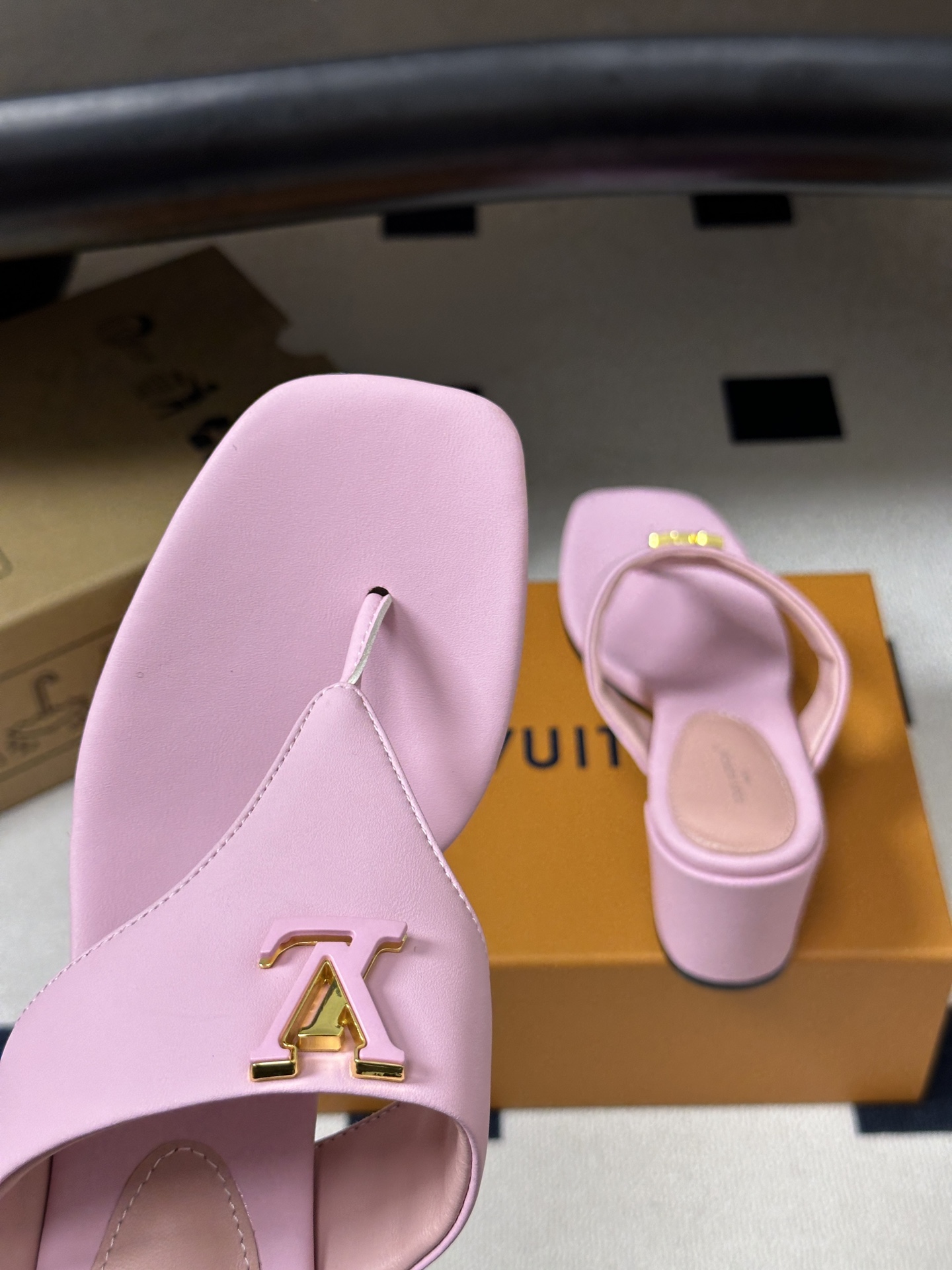 26ss春夏新款 LOUIS VUITTON 路易威登 LV 经典字母扣夹趾人字拖鞋夹脚粗跟凉拖鞋 本款LV Mare平 26ss春夏新款 LOUIS VUITTON 路易威登 LV 经典字母扣夹趾人字拖鞋夹脚粗跟凉拖鞋 本款LV Mare平