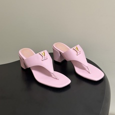 26ss春夏新款 LOUIS VUITTON 路易威登 LV 经典字母扣夹趾人字拖鞋夹脚粗跟凉拖鞋 本款LV Mare平 26ss春夏新款 LOUIS VUITTON 路易威登 LV 经典字母扣夹趾人字拖鞋夹脚粗跟凉拖鞋 本款LV Mare平