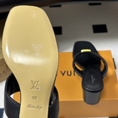 26ss春夏新款 LOUIS VUITTON 路易威登 LV 经典字母扣夹趾人字拖鞋夹脚粗跟凉拖鞋 本款LV Mare平 26ss春夏新款 LOUIS VUITTON 路易威登 LV 经典字母扣夹趾人字拖鞋夹脚粗跟凉拖鞋 本款LV Mare平