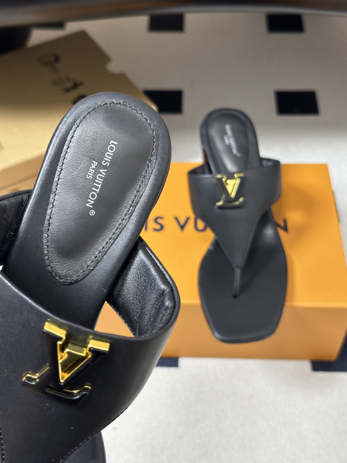 26ss春夏新款 LOUIS VUITTON 路易威登 LV 经典字母扣夹趾人字拖鞋夹脚粗跟凉拖鞋 本款LV Mare平 26ss春夏新款 LOUIS VUITTON 路易威登 LV 经典字母扣夹趾人字拖鞋夹脚粗跟凉拖鞋 本款LV Mare平