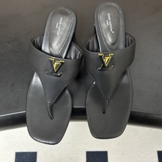 26ss春夏新款 LOUIS VUITTON 路易威登 LV 经典字母扣夹趾人字拖鞋夹脚粗跟凉拖鞋 本款LV Mare平 26ss春夏新款 LOUIS VUITTON 路易威登 LV 经典字母扣夹趾人字拖鞋夹脚粗跟凉拖鞋 本款LV Mare平