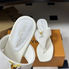 26ss春夏新款 LOUIS VUITTON 路易威登 LV 经典字母扣夹趾人字拖鞋夹脚粗跟凉拖鞋 本款LV Mare平 26ss春夏新款 LOUIS VUITTON 路易威登 LV 经典字母扣夹趾人字拖鞋夹脚粗跟凉拖鞋 本款LV Mare平