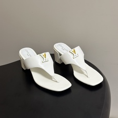 26ss春夏新款 LOUIS VUITTON 路易威登 LV 经典字母扣夹趾人字拖鞋夹脚粗跟凉拖鞋 本款LV Mare平 26ss春夏新款 LOUIS VUITTON 路易威登 LV 经典字母扣夹趾人字拖鞋夹脚粗跟凉拖鞋 本款LV Mare平