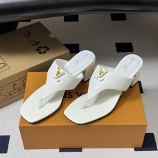 26ss春夏新款 LOUIS VUITTON 路易威登 LV 经典字母扣夹趾人字拖鞋夹脚粗跟凉拖鞋 本款LV Mare平 26ss春夏新款 LOUIS VUITTON 路易威登 LV 经典字母扣夹趾人字拖鞋夹脚粗跟凉拖鞋 本款LV Mare平