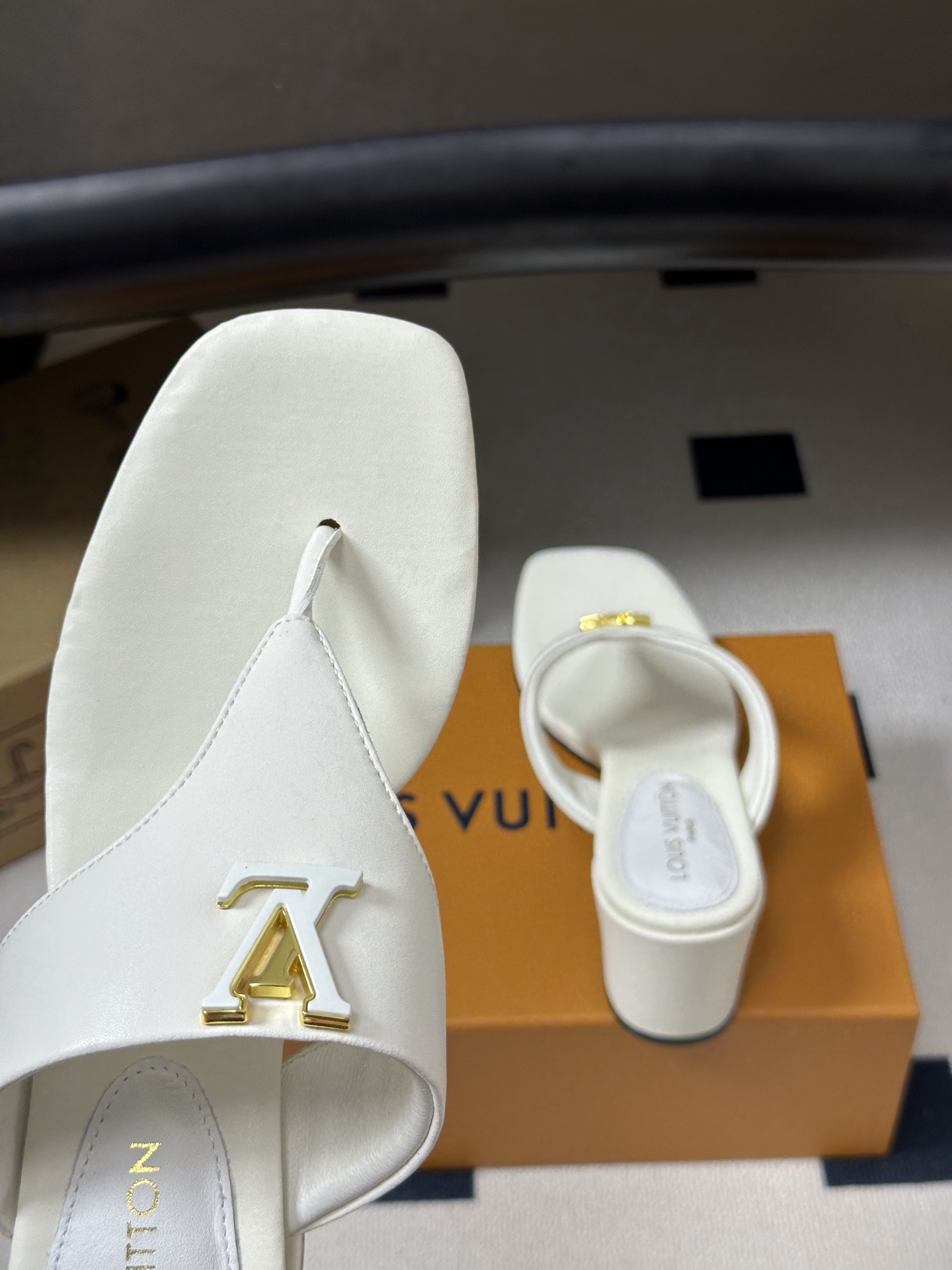 26ss春夏新款 LOUIS VUITTON 路易威登 LV 经典字母扣夹趾人字拖鞋夹脚粗跟凉拖鞋 本款LV Mare平 26ss春夏新款 LOUIS VUITTON 路易威登 LV 经典字母扣夹趾人字拖鞋夹脚粗跟凉拖鞋 本款LV Mare平