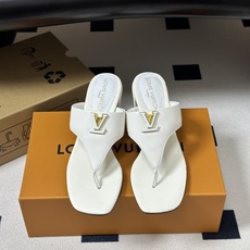 26ss春夏新款 LOUIS VUITTON 路易威登 LV 经典字母扣夹趾人字拖鞋夹脚粗跟凉拖鞋 本款LV Mare平 26ss春夏新款 LOUIS VUITTON 路易威登 LV 经典字母扣夹趾人字拖鞋夹脚粗跟凉拖鞋 本款LV Mare平