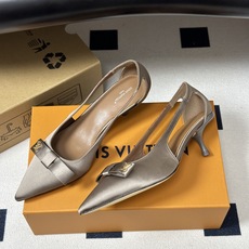 26ss 春夏新款 LOUIS VUITTON 路易威登 LV 6AM高跟鞋尖头字母扣蝴蝶结真丝小猫跟单鞋 本款6AM高 26ss 春夏新款 LOUIS VUITTON 路易威登 LV 6AM高跟鞋尖头字母扣蝴蝶结真丝小猫跟单鞋 本款6AM高