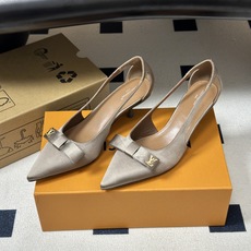 26ss 春夏新款 LOUIS VUITTON 路易威登 LV 6AM高跟鞋尖头字母扣蝴蝶结真丝小猫跟单鞋 本款6AM高 26ss 春夏新款 LOUIS VUITTON 路易威登 LV 6AM高跟鞋尖头字母扣蝴蝶结真丝小猫跟单鞋 本款6AM高