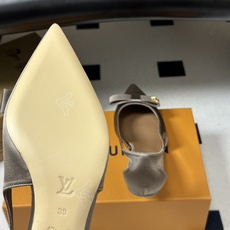 26ss 春夏新款 LOUIS VUITTON 路易威登 LV 6AM高跟鞋尖头字母扣蝴蝶结真丝小猫跟单鞋 本款6AM高 26ss 春夏新款 LOUIS VUITTON 路易威登 LV 6AM高跟鞋尖头字母扣蝴蝶结真丝小猫跟单鞋 本款6AM高