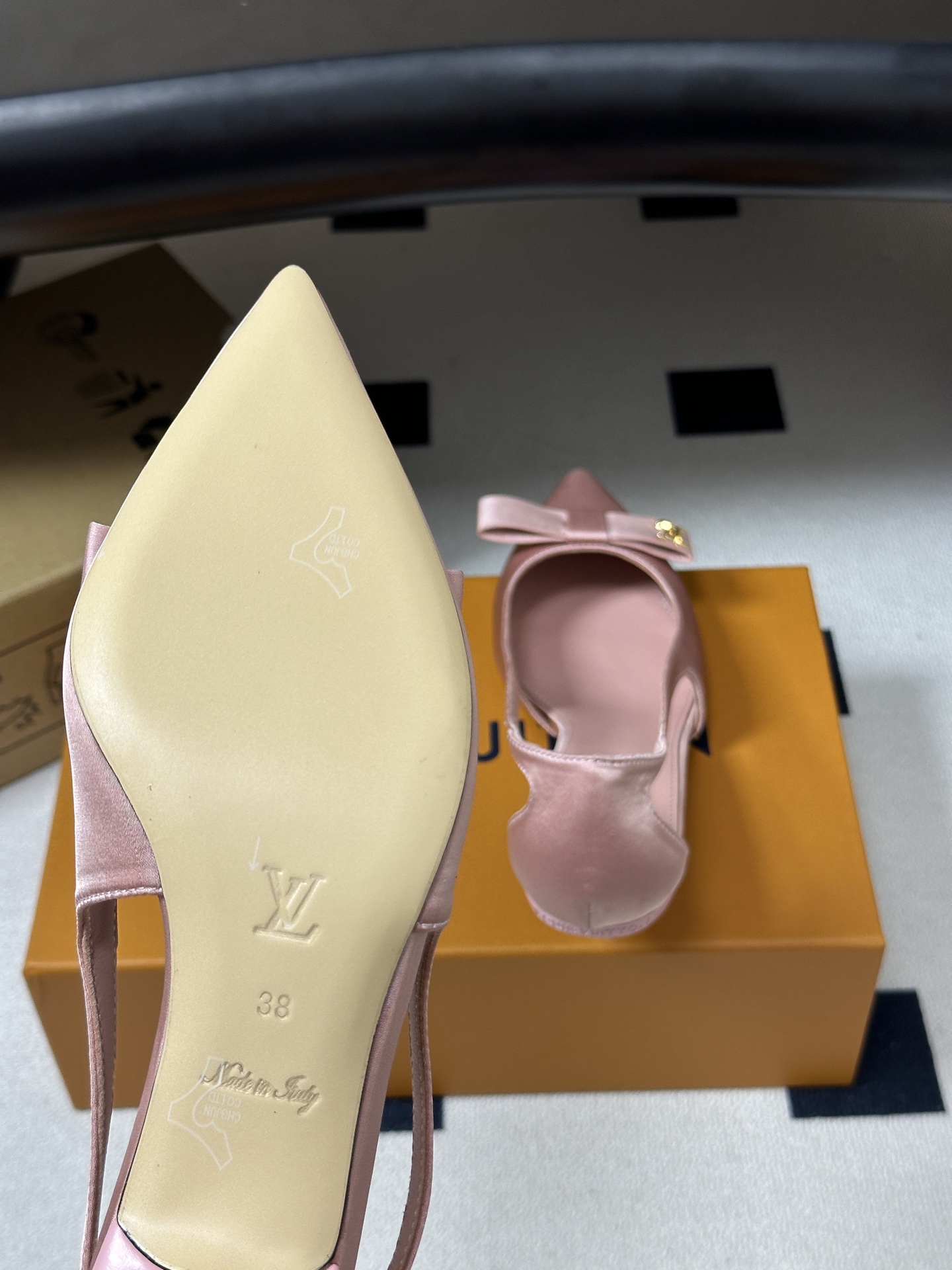 26ss 春夏新款 LOUIS VUITTON 路易威登 LV 6AM高跟鞋尖头字母扣蝴蝶结真丝小猫跟单鞋 本款6AM高 26ss 春夏新款 LOUIS VUITTON 路易威登 LV 6AM高跟鞋尖头字母扣蝴蝶结真丝小猫跟单鞋 本款6AM高