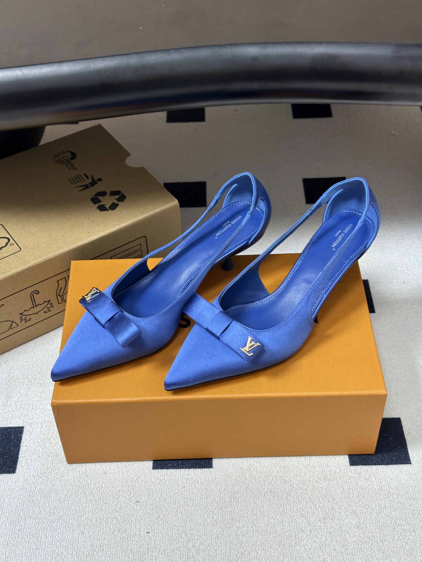 26ss 春夏新款 LOUIS VUITTON 路易威登 LV 6AM高跟鞋尖头字母扣蝴蝶结真丝小猫跟单鞋 本款6AM高 26ss 春夏新款 LOUIS VUITTON 路易威登 LV 6AM高跟鞋尖头字母扣蝴蝶结真丝小猫跟单鞋 本款6AM高