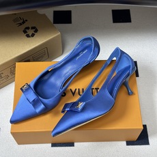 26ss 春夏新款 LOUIS VUITTON 路易威登 LV 6AM高跟鞋尖头字母扣蝴蝶结真丝小猫跟单鞋 本款6AM高 26ss 春夏新款 LOUIS VUITTON 路易威登 LV 6AM高跟鞋尖头字母扣蝴蝶结真丝小猫跟单鞋 本款6AM高