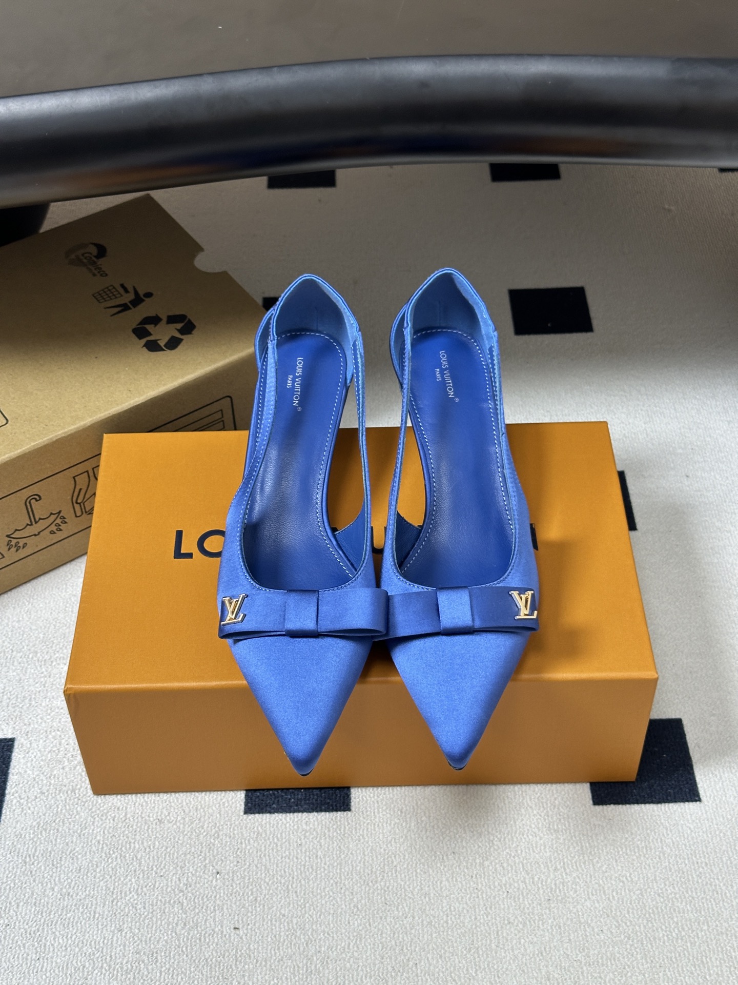26ss 春夏新款 LOUIS VUITTON 路易威登 LV 6AM高跟鞋尖头字母扣蝴蝶结真丝小猫跟单鞋 本款6AM高 26ss 春夏新款 LOUIS VUITTON 路易威登 LV 6AM高跟鞋尖头字母扣蝴蝶结真丝小猫跟单鞋 本款6AM高