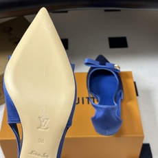 26ss 春夏新款 LOUIS VUITTON 路易威登 LV 6AM高跟鞋尖头字母扣蝴蝶结真丝小猫跟单鞋 本款6AM高 26ss 春夏新款 LOUIS VUITTON 路易威登 LV 6AM高跟鞋尖头字母扣蝴蝶结真丝小猫跟单鞋 本款6AM高