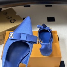 26ss 春夏新款 LOUIS VUITTON 路易威登 LV 6AM高跟鞋尖头字母扣蝴蝶结真丝小猫跟单鞋 本款6AM高 26ss 春夏新款 LOUIS VUITTON 路易威登 LV 6AM高跟鞋尖头字母扣蝴蝶结真丝小猫跟单鞋 本款6AM高