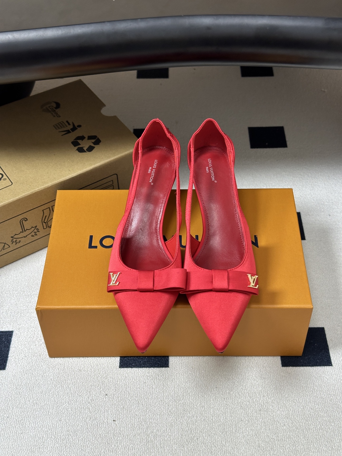 26ss 春夏新款 LOUIS VUITTON 路易威登 LV 6AM高跟鞋尖头字母扣蝴蝶结真丝小猫跟单鞋 本款6AM高 26ss 春夏新款 LOUIS VUITTON 路易威登 LV 6AM高跟鞋尖头字母扣蝴蝶结真丝小猫跟单鞋 本款6AM高
