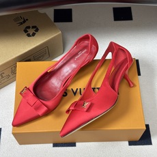 26ss 春夏新款 LOUIS VUITTON 路易威登 LV 6AM高跟鞋尖头字母扣蝴蝶结真丝小猫跟单鞋 本款6AM高 26ss 春夏新款 LOUIS VUITTON 路易威登 LV 6AM高跟鞋尖头字母扣蝴蝶结真丝小猫跟单鞋 本款6AM高