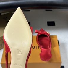 26ss 春夏新款 LOUIS VUITTON 路易威登 LV 6AM高跟鞋尖头字母扣蝴蝶结真丝小猫跟单鞋 本款6AM高 26ss 春夏新款 LOUIS VUITTON 路易威登 LV 6AM高跟鞋尖头字母扣蝴蝶结真丝小猫跟单鞋 本款6AM高