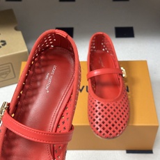 26Ss春季新款Louis Vuitton LV ROMY芭蕾舞鞋雕花冲孔镂空扣带玛丽珍鞋透气平底单鞋 本款Romy平底 26Ss春季新款Louis Vuitton LV ROMY芭蕾舞鞋雕花冲孔镂空扣带玛丽珍鞋透气平底单鞋 本款Romy平底