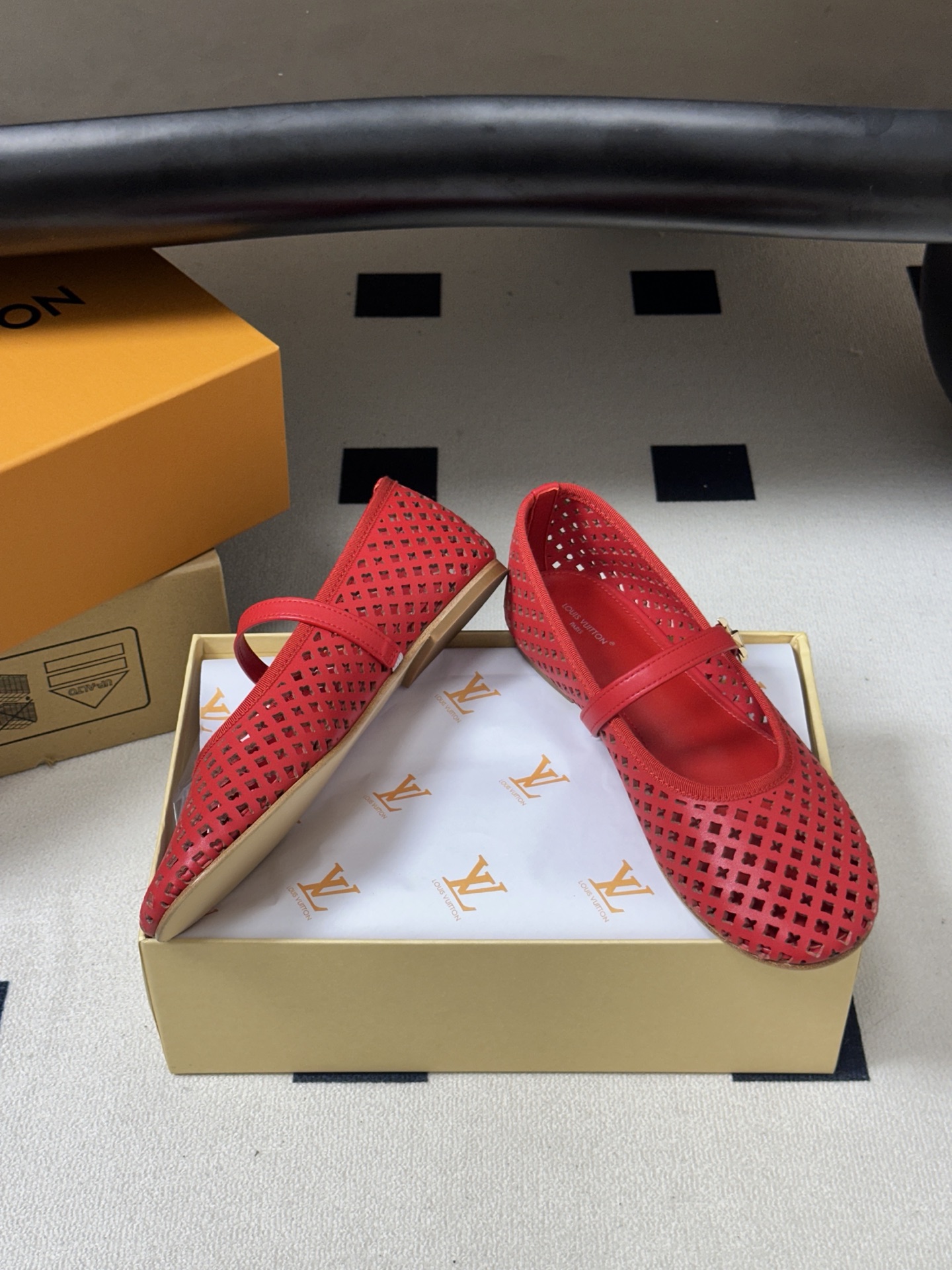 26Ss春季新款Louis Vuitton LV ROMY芭蕾舞鞋雕花冲孔镂空扣带玛丽珍鞋透气平底单鞋 本款Romy平底 26Ss春季新款Louis Vuitton LV ROMY芭蕾舞鞋雕花冲孔镂空扣带玛丽珍鞋透气平底单鞋 本款Romy平底