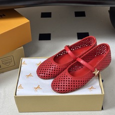 26Ss春季新款Louis Vuitton LV ROMY芭蕾舞鞋雕花冲孔镂空扣带玛丽珍鞋透气平底单鞋 本款Romy平底 26Ss春季新款Louis Vuitton LV ROMY芭蕾舞鞋雕花冲孔镂空扣带玛丽珍鞋透气平底单鞋 本款Romy平底
