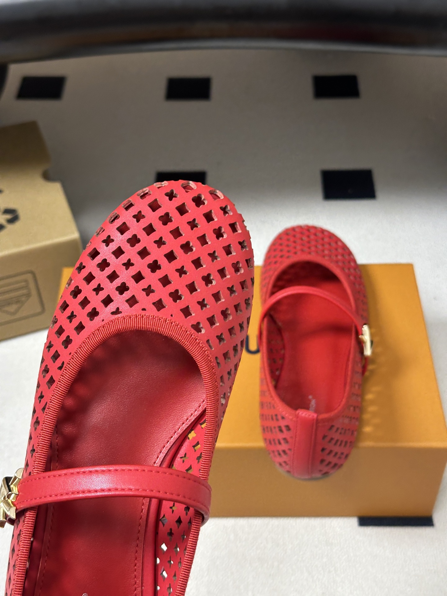 26Ss春季新款Louis Vuitton LV ROMY芭蕾舞鞋雕花冲孔镂空扣带玛丽珍鞋透气平底单鞋 本款Romy平底 26Ss春季新款Louis Vuitton LV ROMY芭蕾舞鞋雕花冲孔镂空扣带玛丽珍鞋透气平底单鞋 本款Romy平底