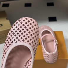 26Ss春季新款Louis Vuitton LV ROMY芭蕾舞鞋雕花冲孔镂空扣带玛丽珍鞋透气平底单鞋 本款Romy平底 26Ss春季新款Louis Vuitton LV ROMY芭蕾舞鞋雕花冲孔镂空扣带玛丽珍鞋透气平底单鞋 本款Romy平底