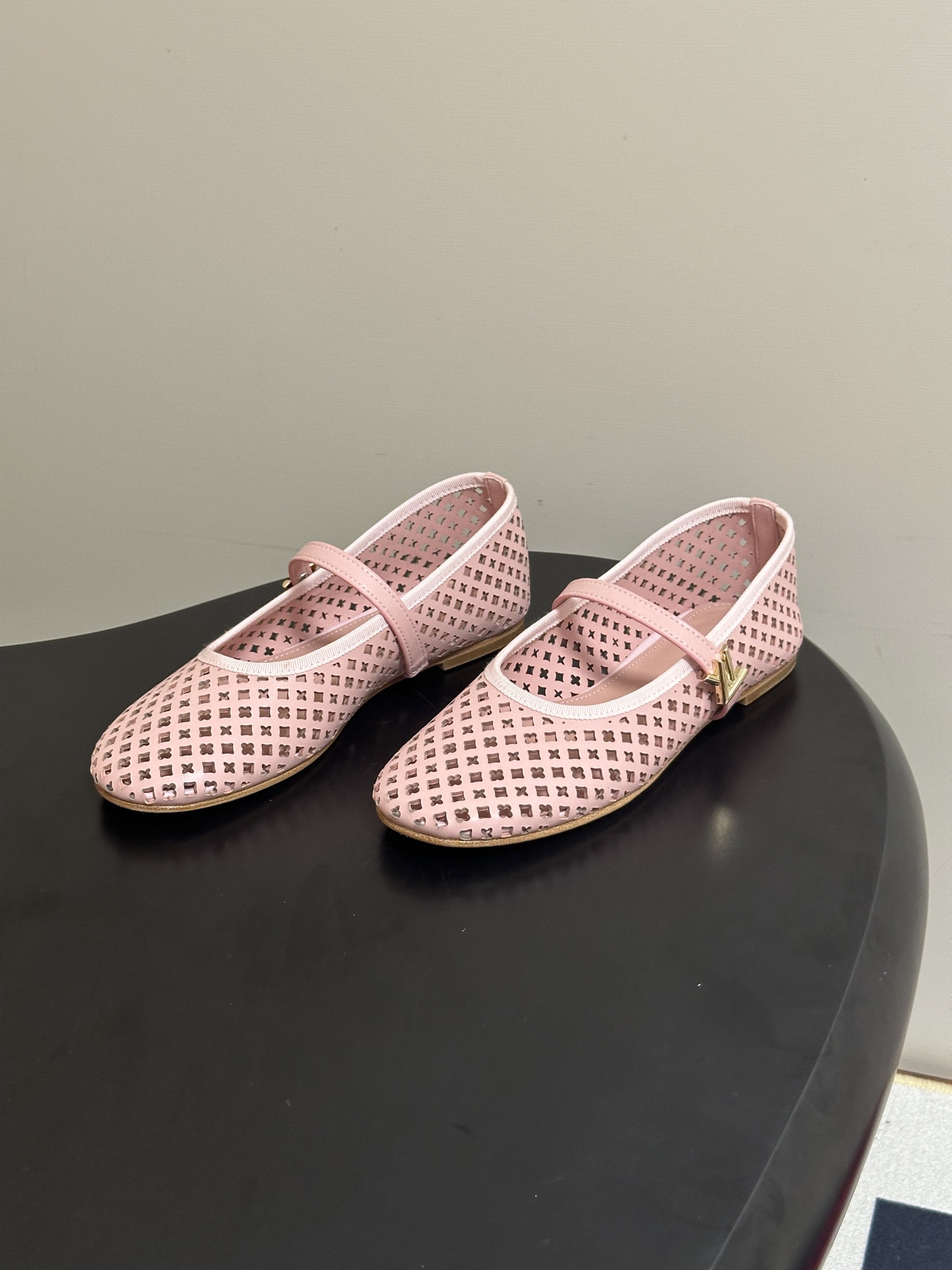 26Ss春季新款Louis Vuitton LV ROMY芭蕾舞鞋雕花冲孔镂空扣带玛丽珍鞋透气平底单鞋 本款Romy平底 26Ss春季新款Louis Vuitton LV ROMY芭蕾舞鞋雕花冲孔镂空扣带玛丽珍鞋透气平底单鞋 本款Romy平底