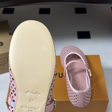 26Ss春季新款Louis Vuitton LV ROMY芭蕾舞鞋雕花冲孔镂空扣带玛丽珍鞋透气平底单鞋 本款Romy平底 26Ss春季新款Louis Vuitton LV ROMY芭蕾舞鞋雕花冲孔镂空扣带玛丽珍鞋透气平底单鞋 本款Romy平底