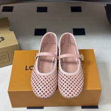 26Ss春季新款Louis Vuitton LV ROMY芭蕾舞鞋雕花冲孔镂空扣带玛丽珍鞋透气平底单鞋 本款Romy平底 26Ss春季新款Louis Vuitton LV ROMY芭蕾舞鞋雕花冲孔镂空扣带玛丽珍鞋透气平底单鞋 本款Romy平底