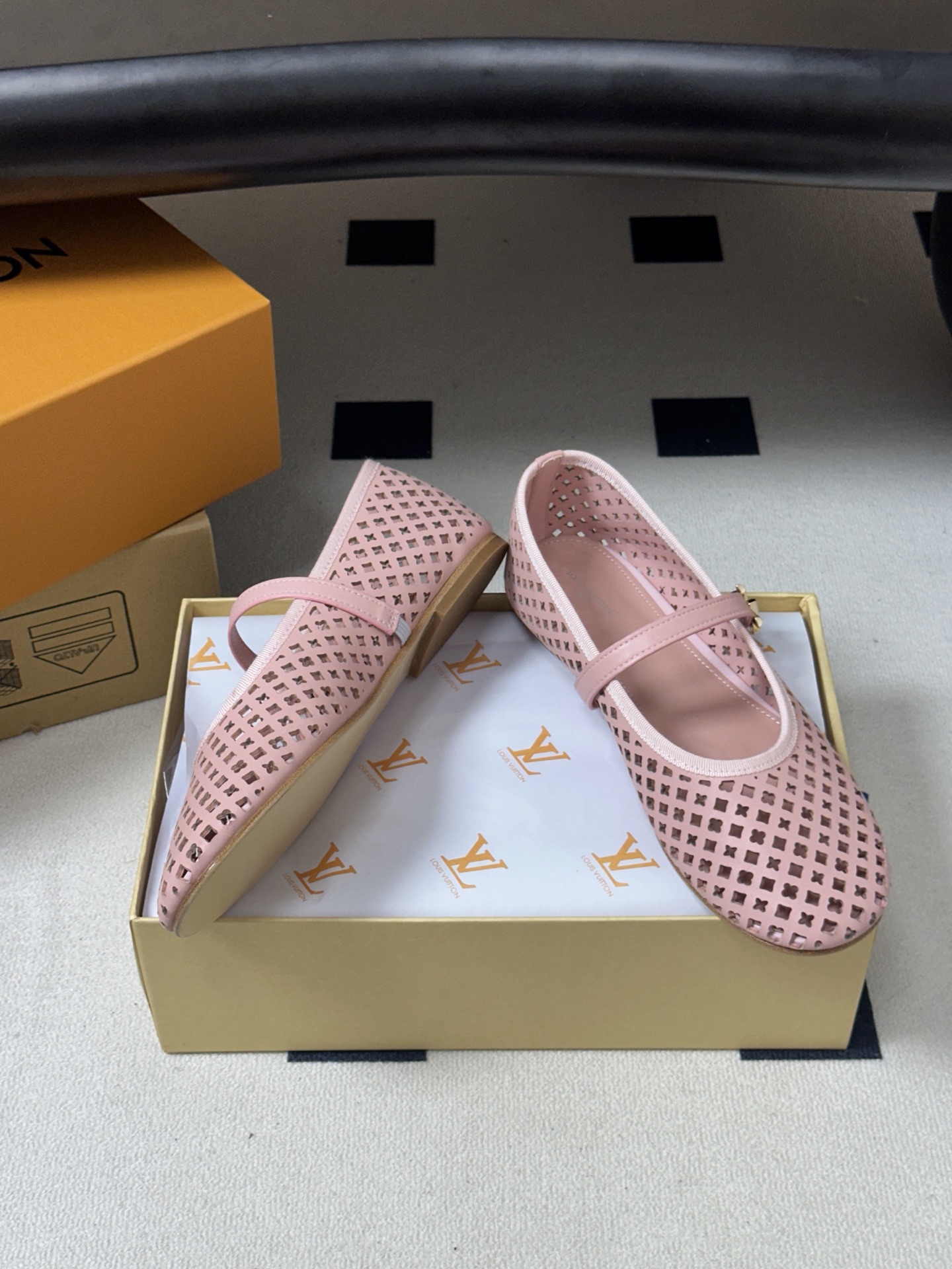 26Ss春季新款Louis Vuitton LV ROMY芭蕾舞鞋雕花冲孔镂空扣带玛丽珍鞋透气平底单鞋 本款Romy平底 26Ss春季新款Louis Vuitton LV ROMY芭蕾舞鞋雕花冲孔镂空扣带玛丽珍鞋透气平底单鞋 本款Romy平底