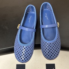 26Ss春季新款Louis Vuitton LV ROMY芭蕾舞鞋雕花冲孔镂空扣带玛丽珍鞋透气平底单鞋 本款Romy平底 26Ss春季新款Louis Vuitton LV ROMY芭蕾舞鞋雕花冲孔镂空扣带玛丽珍鞋透气平底单鞋 本款Romy平底