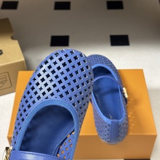 26Ss春季新款Louis Vuitton LV ROMY芭蕾舞鞋雕花冲孔镂空扣带玛丽珍鞋透气平底单鞋 本款Romy平底 26Ss春季新款Louis Vuitton LV ROMY芭蕾舞鞋雕花冲孔镂空扣带玛丽珍鞋透气平底单鞋 本款Romy平底
