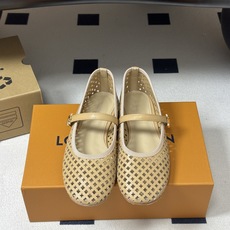26Ss春季新款Louis Vuitton LV ROMY芭蕾舞鞋雕花冲孔镂空扣带玛丽珍鞋透气平底单鞋 本款Romy平底 26Ss春季新款Louis Vuitton LV ROMY芭蕾舞鞋雕花冲孔镂空扣带玛丽珍鞋透气平底单鞋 本款Romy平底