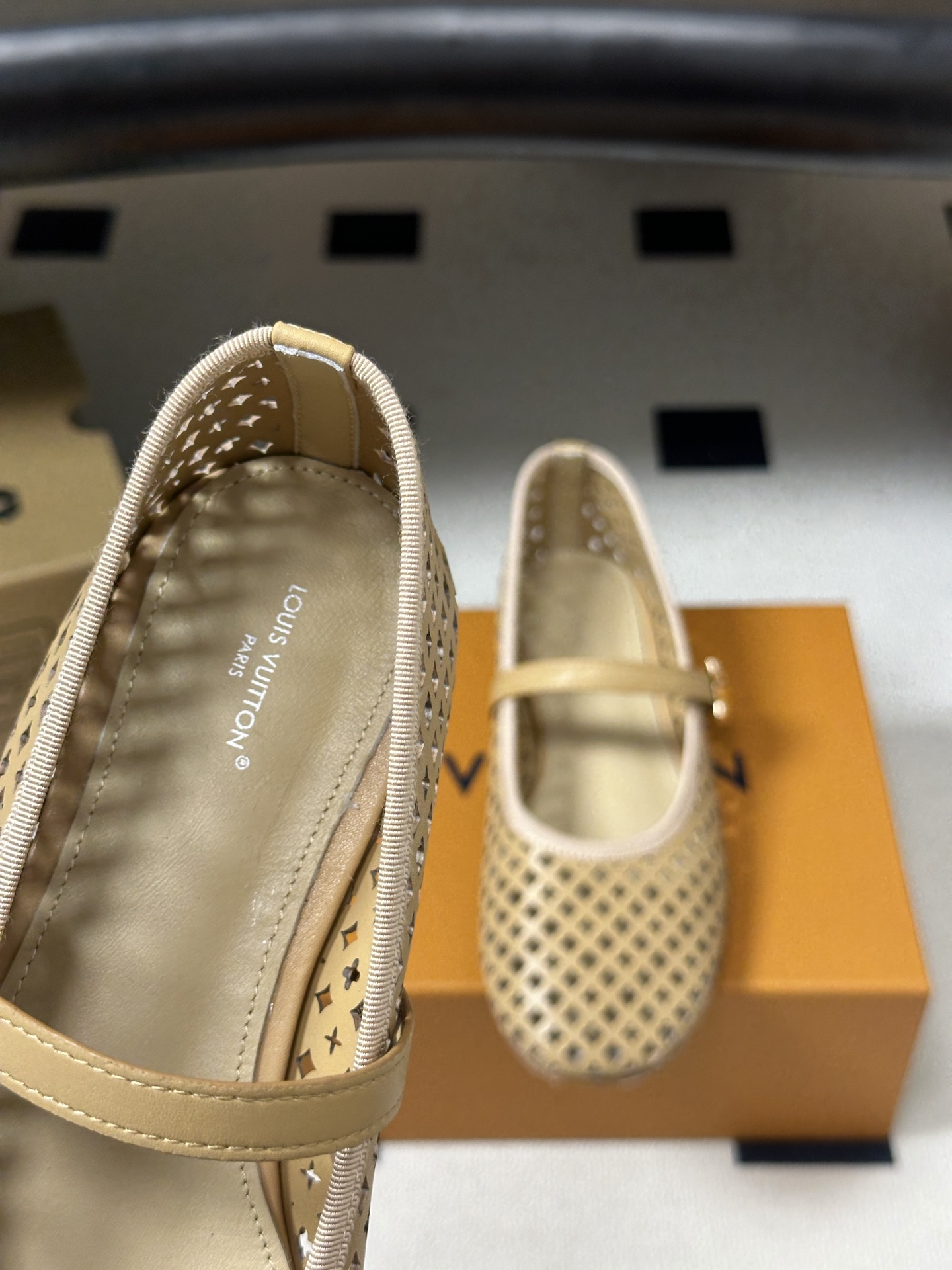 26Ss春季新款Louis Vuitton LV ROMY芭蕾舞鞋雕花冲孔镂空扣带玛丽珍鞋透气平底单鞋 本款Romy平底 26Ss春季新款Louis Vuitton LV ROMY芭蕾舞鞋雕花冲孔镂空扣带玛丽珍鞋透气平底单鞋 本款Romy平底