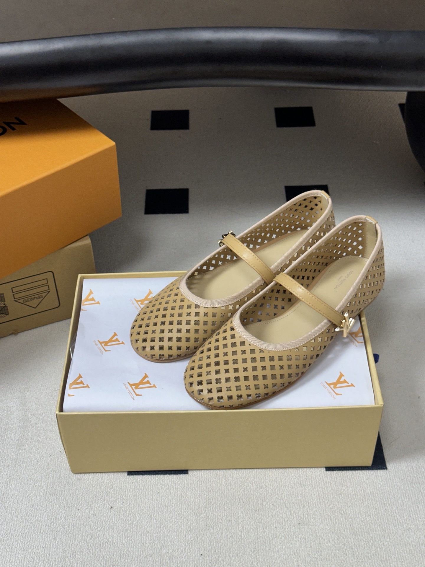 26Ss春季新款Louis Vuitton LV ROMY芭蕾舞鞋雕花冲孔镂空扣带玛丽珍鞋透气平底单鞋 本款Romy平底 26Ss春季新款Louis Vuitton LV ROMY芭蕾舞鞋雕花冲孔镂空扣带玛丽珍鞋透气平底单鞋 本款Romy平底