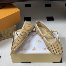 26Ss春季新款Louis Vuitton LV ROMY芭蕾舞鞋雕花冲孔镂空扣带玛丽珍鞋透气平底单鞋 本款Romy平底 26Ss春季新款Louis Vuitton LV ROMY芭蕾舞鞋雕花冲孔镂空扣带玛丽珍鞋透气平底单鞋 本款Romy平底