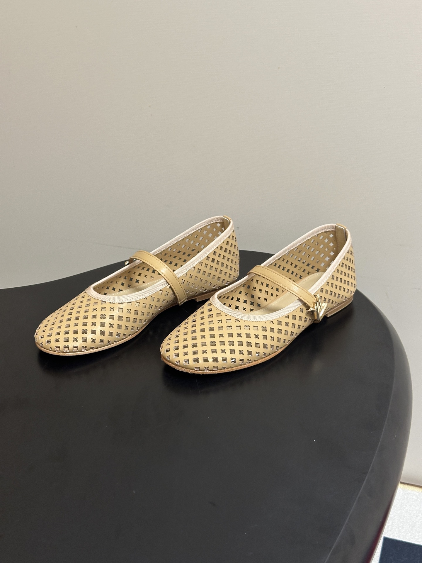 26Ss春季新款Louis Vuitton LV ROMY芭蕾舞鞋雕花冲孔镂空扣带玛丽珍鞋透气平底单鞋 本款Romy平底 26Ss春季新款Louis Vuitton LV ROMY芭蕾舞鞋雕花冲孔镂空扣带玛丽珍鞋透气平底单鞋 本款Romy平底