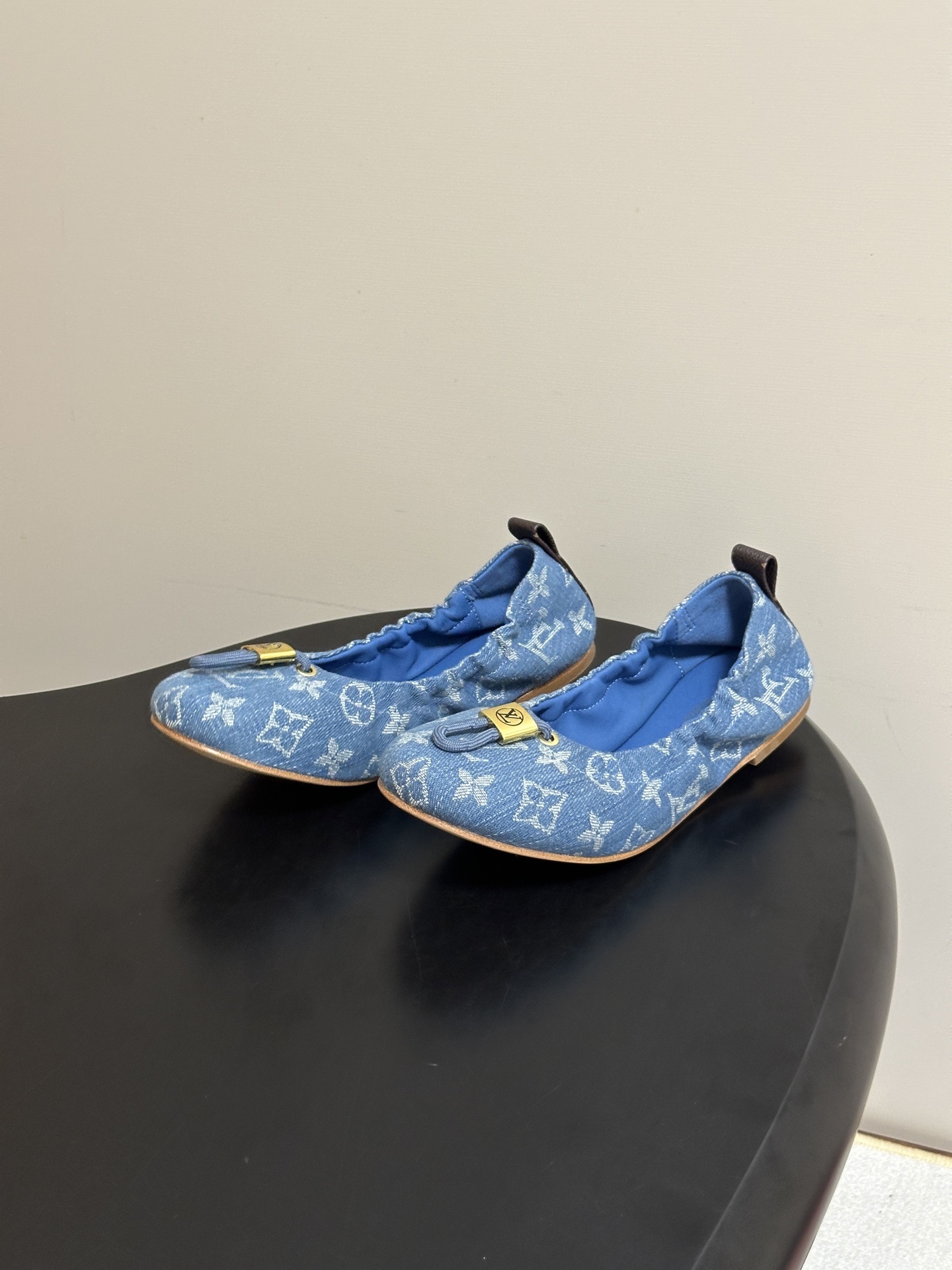 26Ss新款Louis vuitton LV NOLITA 平底芭蕾鞋五金扣松紧带跳舞鞋经典牛仔布平底单鞋 本款 Nol 26Ss新款Louis vuitton LV NOLITA 平底芭蕾鞋五金扣松紧带跳舞鞋经典牛仔布平底单鞋 本款 Nol