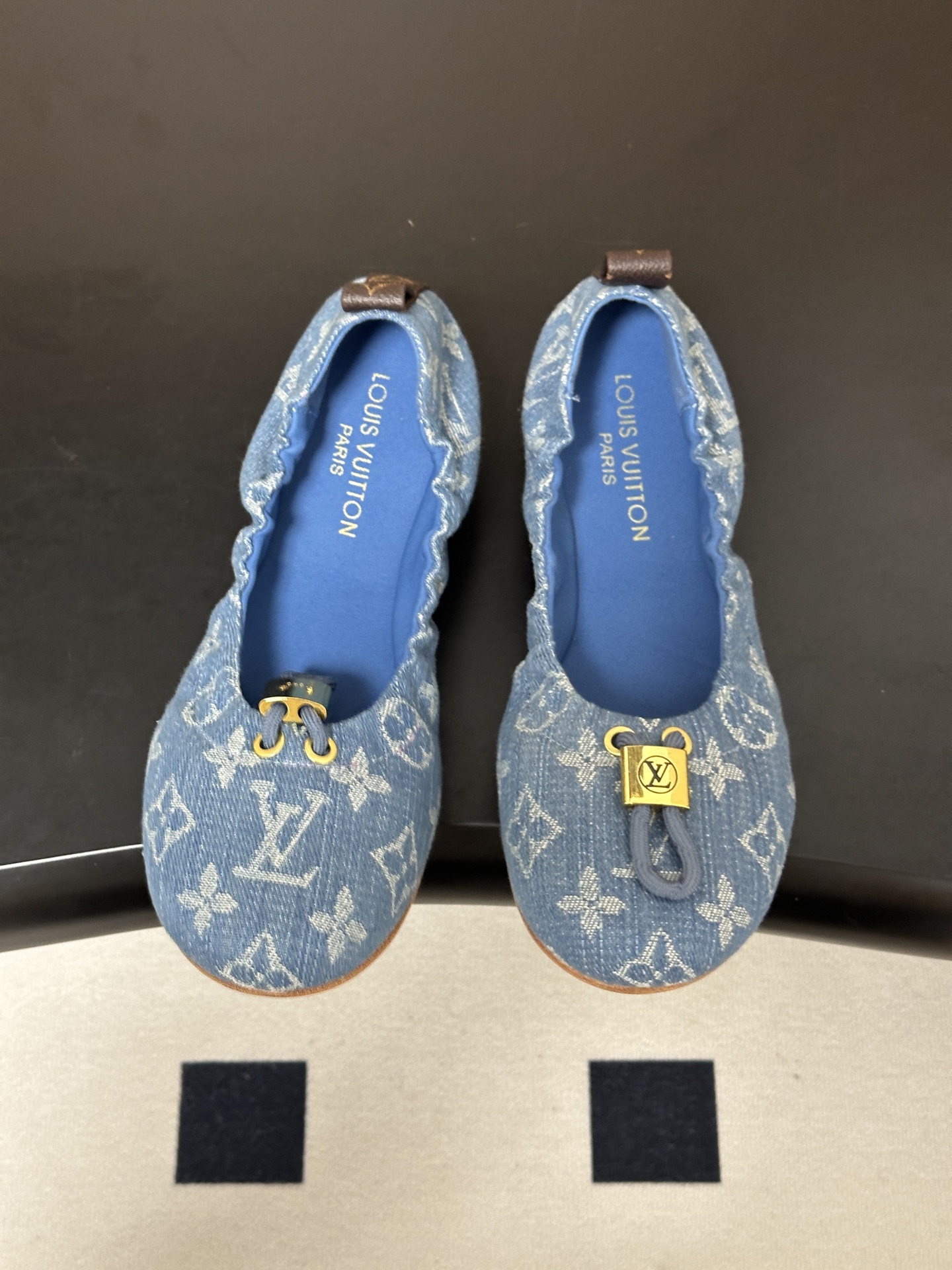 26Ss新款Louis vuitton LV NOLITA 平底芭蕾鞋五金扣松紧带跳舞鞋经典牛仔布平底单鞋 本款 Nol 26Ss新款Louis vuitton LV NOLITA 平底芭蕾鞋五金扣松紧带跳舞鞋经典牛仔布平底单鞋 本款 Nol