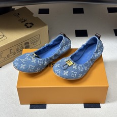 26Ss新款Louis vuitton LV NOLITA 平底芭蕾鞋五金扣松紧带跳舞鞋经典牛仔布平底单鞋 本款 Nol 26Ss新款Louis vuitton LV NOLITA 平底芭蕾鞋五金扣松紧带跳舞鞋经典牛仔布平底单鞋 本款 Nol