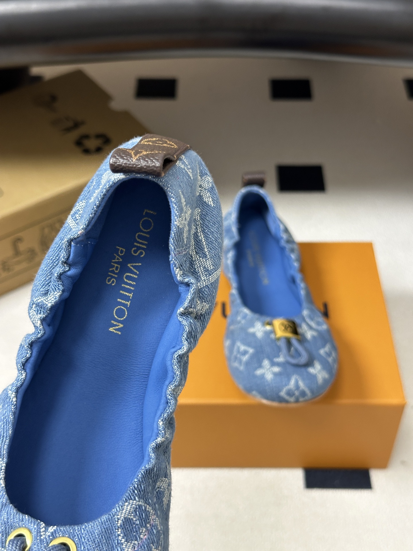 26Ss新款Louis vuitton LV NOLITA 平底芭蕾鞋五金扣松紧带跳舞鞋经典牛仔布平底单鞋 本款 Nol 26Ss新款Louis vuitton LV NOLITA 平底芭蕾鞋五金扣松紧带跳舞鞋经典牛仔布平底单鞋 本款 Nol