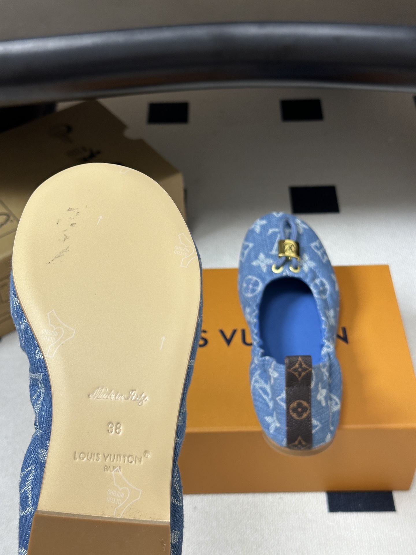 26Ss新款Louis vuitton LV NOLITA 平底芭蕾鞋五金扣松紧带跳舞鞋经典牛仔布平底单鞋 本款 Nol 26Ss新款Louis vuitton LV NOLITA 平底芭蕾鞋五金扣松紧带跳舞鞋经典牛仔布平底单鞋 本款 Nol