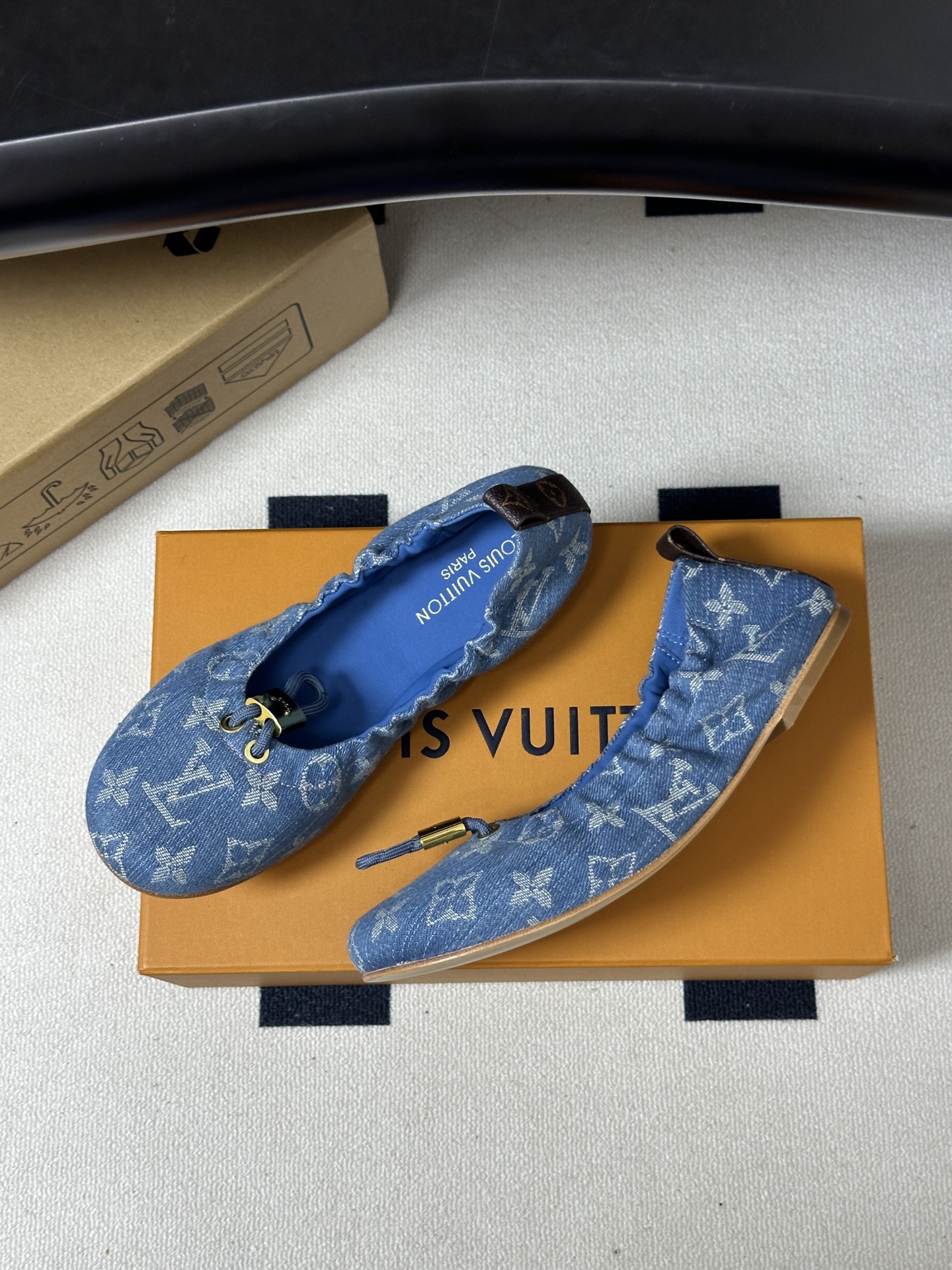 26Ss新款Louis vuitton LV NOLITA 平底芭蕾鞋五金扣松紧带跳舞鞋经典牛仔布平底单鞋 本款 Nol 26Ss新款Louis vuitton LV NOLITA 平底芭蕾鞋五金扣松紧带跳舞鞋经典牛仔布平底单鞋 本款 Nol