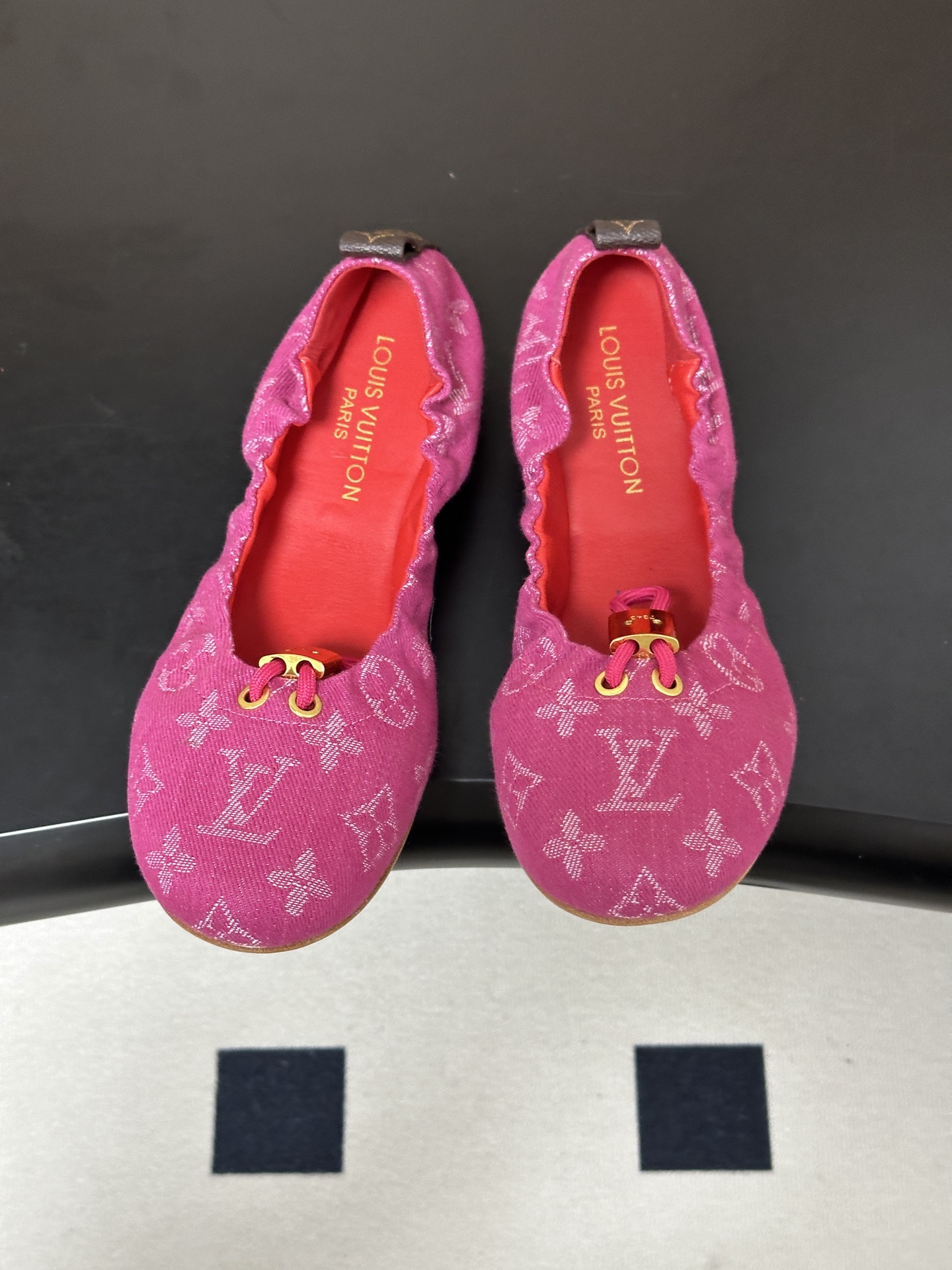 26Ss新款Louis vuitton LV NOLITA 平底芭蕾鞋五金扣松紧带跳舞鞋经典牛仔布平底单鞋 本款 Nol 26Ss新款Louis vuitton LV NOLITA 平底芭蕾鞋五金扣松紧带跳舞鞋经典牛仔布平底单鞋 本款 Nol