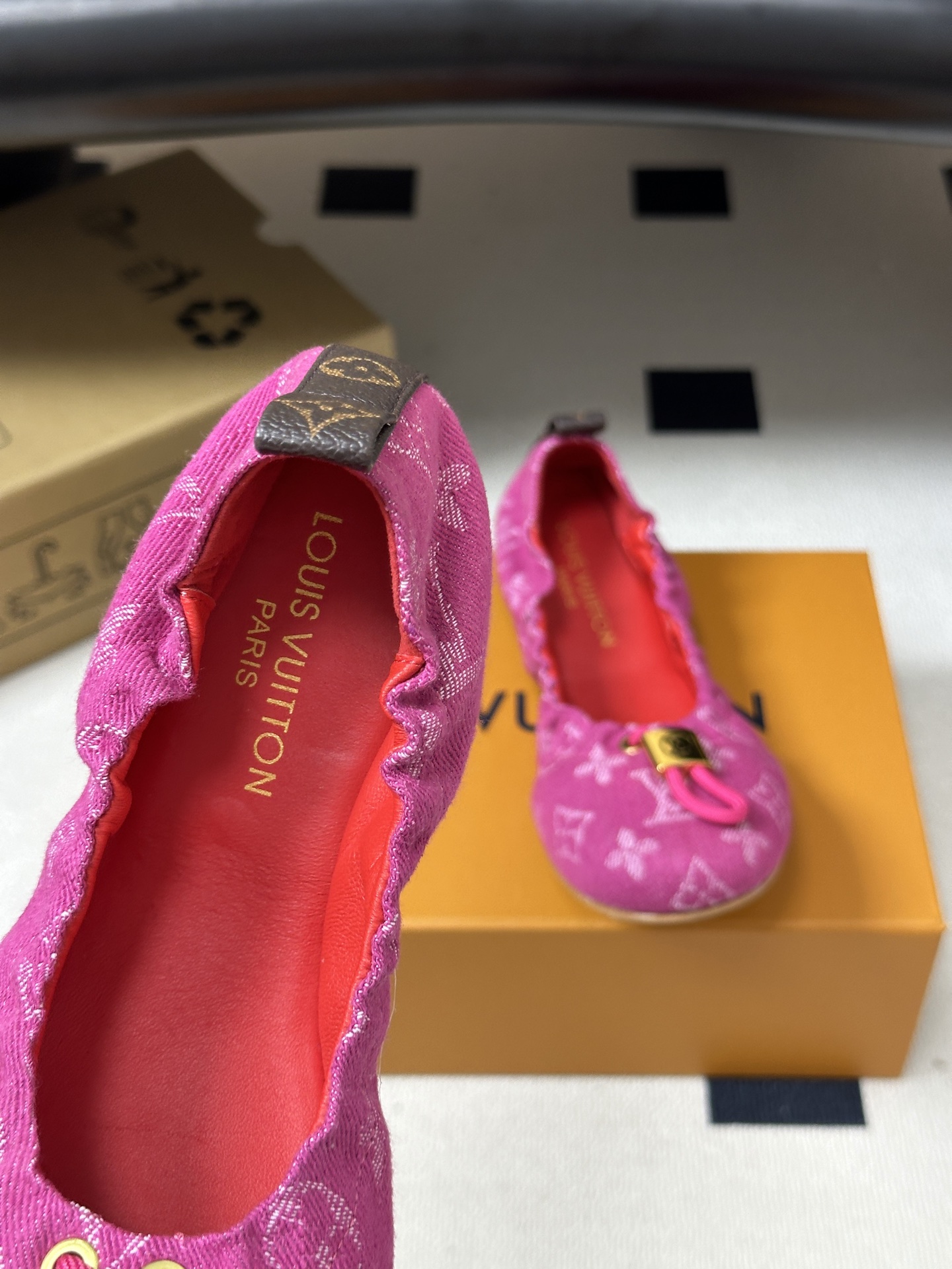 26Ss新款Louis vuitton LV NOLITA 平底芭蕾鞋五金扣松紧带跳舞鞋经典牛仔布平底单鞋 本款 Nol 26Ss新款Louis vuitton LV NOLITA 平底芭蕾鞋五金扣松紧带跳舞鞋经典牛仔布平底单鞋 本款 Nol