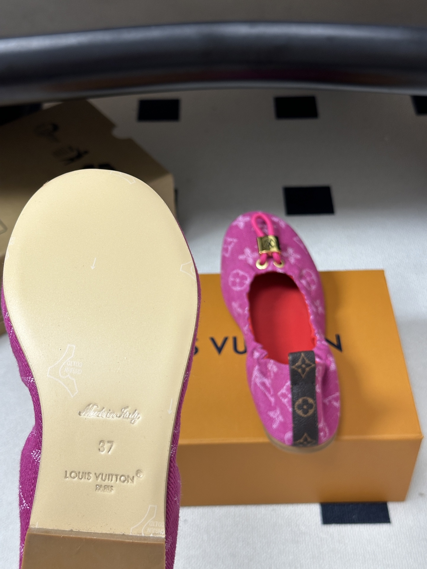 26Ss新款Louis vuitton LV NOLITA 平底芭蕾鞋五金扣松紧带跳舞鞋经典牛仔布平底单鞋 本款 Nol 26Ss新款Louis vuitton LV NOLITA 平底芭蕾鞋五金扣松紧带跳舞鞋经典牛仔布平底单鞋 本款 Nol