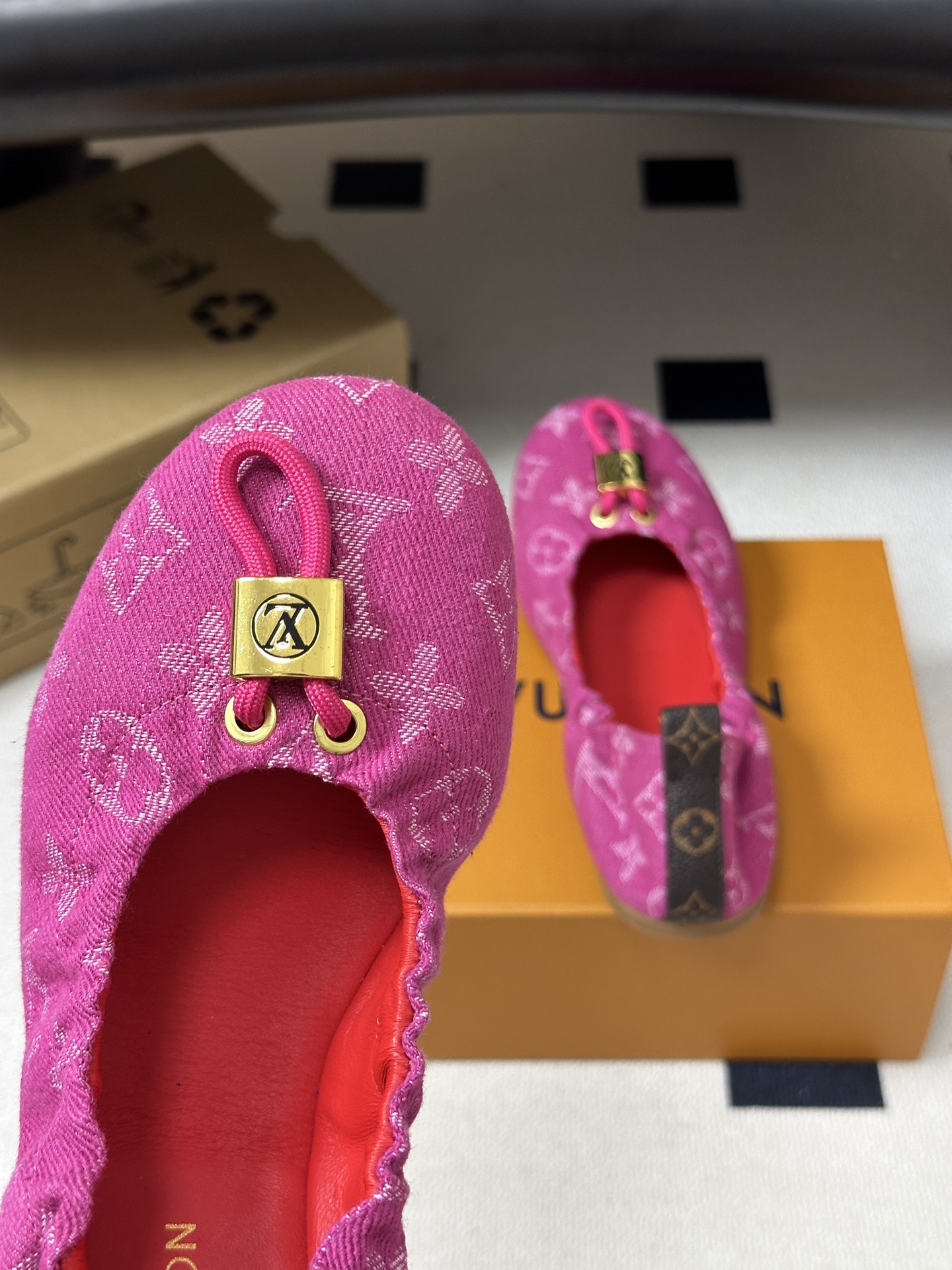 26Ss新款Louis vuitton LV NOLITA 平底芭蕾鞋五金扣松紧带跳舞鞋经典牛仔布平底单鞋 本款 Nol 26Ss新款Louis vuitton LV NOLITA 平底芭蕾鞋五金扣松紧带跳舞鞋经典牛仔布平底单鞋 本款 Nol