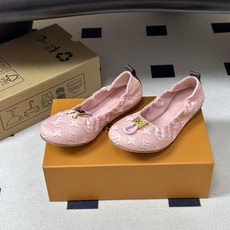 26Ss新款Louis vuitton LV NOLITA 平底芭蕾鞋五金扣松紧带跳舞鞋经典牛仔布平底单鞋 本款 Nol 26Ss新款Louis vuitton LV NOLITA 平底芭蕾鞋五金扣松紧带跳舞鞋经典牛仔布平底单鞋 本款 Nol